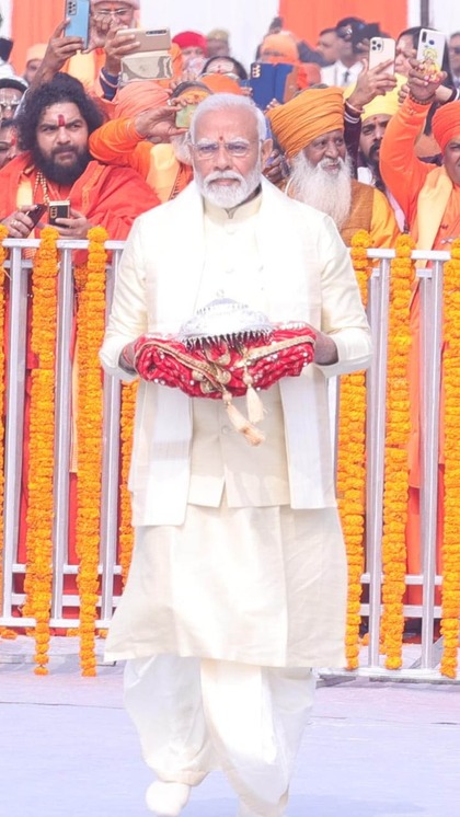 <p>प्रधानमंत्री नरेंद्र मोदी चांदी का छत्र लेकर राम मंदिर के गृभगृह में पहुंचे। इस दौरान उन्होंने रामलला को झुककर प्रणाम किया। उन्होंने भारतीय परिधान पहना हुआ था। </p>
