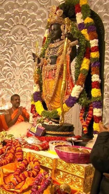 <p>500 सालों से जिस आलौकिक क्षण का इतंजार हर रामभक्त को था। वो आ चुका है। अयोध्या में प्रधानमंत्री मोदी ने राम मंदिर गृभगृह में प्राण प्रतिष्ठा। सज-धजकर रामलला मनमोहक लग रहे हैं। </p>
