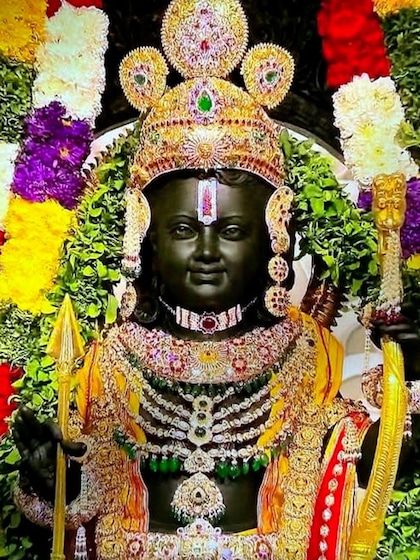 रामलला का दिव्य स्वरूप कर देगा सम्मोहित,देखें प्राण प्रतिष्ठा की फोटो