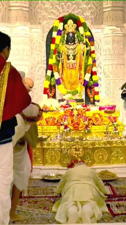 प्राण प्रतिष्ठा के बाद रामलला को दंडवत प्राण करते PM मोदी।