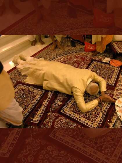 <p>राम मंदिर के गृभगृह में प्राण-प्रतिष्ठा संपन्न होने के बाद पीएम मोदी ने रामलला को दंडवत प्रणाम किया। वह 22 जनवरी को निर्जला व्रत थे। </p>
