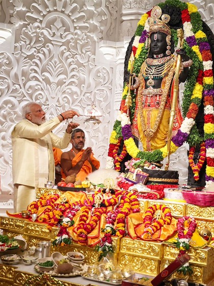 <p>अयोध्या स्थित राम मंदिर की प्राण प्रतिष्ठा पीएम मोदी ने की। इस दौरान उन्होंनेरामलला के दिव्य स्वरूप की पूजा-अर्चना की। पीएम के साथ RSS प्रमुख मोहन भागवत भी मौजूद रहे। </p>
