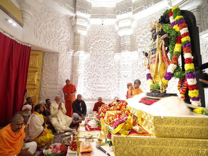 అయోధ్యలో రాముడి విగ్రహా ప్రాణప్రతిష్ట: రామ్ లల్లా (ఫోటోలు)