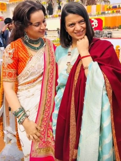 <p>कंगना रनौत बहन रंगौली संग राम मंदिर प्राण-प्रतिष्ठा में शामिल हुईं। उन्होंने लाल व्हाइट साड़ी को ऑरेंज ब्लाउज और ग्रीन ज्वेलरी के साथ पेयर किया था। जो फैबुलस लुक दे रहा था।</p>

