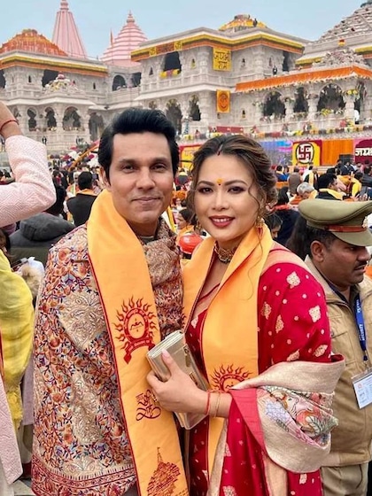 <p>राम मंदिर प्राण-प्रतिष्ठा में शामिल होने के लिए सेलेब्स भी पहुंचे। जहां बॉलीवुड स्टार रणदीप हुड्डा पत्नी लैशराम संग ने सेल्फी ली। सुर्ख लाल साड़ी में लिन लैशराम सुंदर लग रही थीं। </p>

