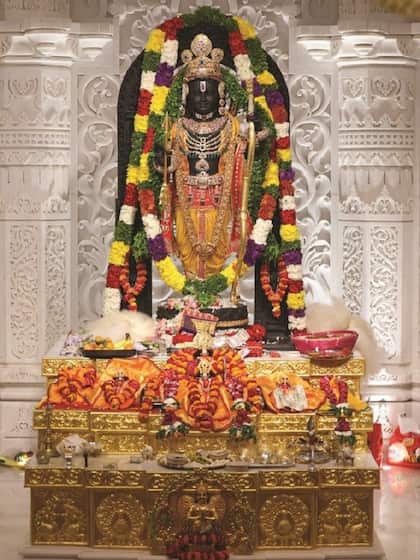 <p>राम मंदिर की प्राण प्रतिष्ठा हो चुकी है रामलला के 5 वर्षीय बाल स्वरूप रामलला की मनमोहक मूर्ति देख भक्तों का मन प्रफुल्लित हो गया।</p>
