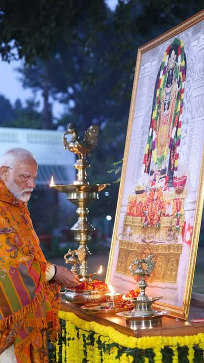 <p>दीप जलाने से पहले पीएम मोदी ने रामलला की पूजा की। इसके साथ ही उन्होंने देशवासियों से घरों में दीये जलाकर हर्ष मनाने का आग्रह किया।<br />
 </p>

