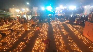 दीयों और आकर्षक लाइटों से जगमगा उठा सरयू तट, कुछ ऐसा दिखा नजारा