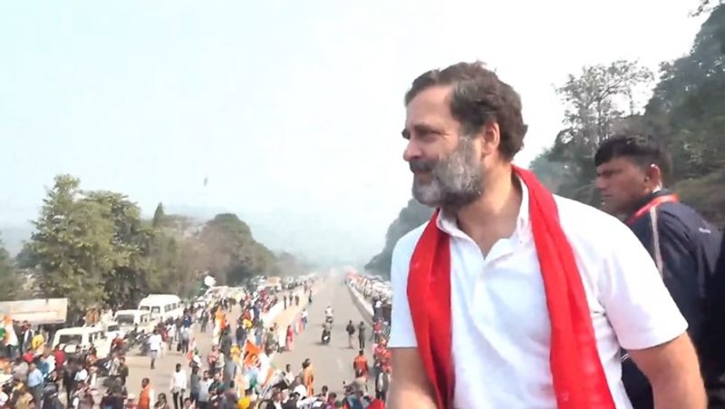 Congress workers break police barriers as cops prevent Bharat Jodo Nyay Yatra from entering Guwahati city smp