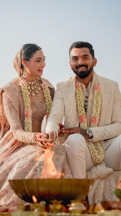 <p>केएल राहुल और आथिया शेट्टी पॉपुलर स्टार कपल हैं। दोनों ने 23 जनवरी 2023 में शादी रचाई थी। आज दोनों की वेडिंग एनिवर्सिरी है। दोनों की लव स्टोरी फिल्म से कम नहीं।<br />
 </p>
