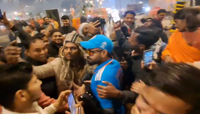 Viral Video Virat Kohlis Doppelganger Creates A Stir In Ayodhya Fans Crowd Around For Photos skr