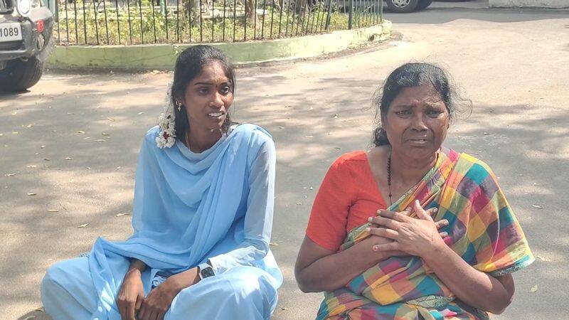 A young woman dharna at the Thiruvallur Collector's office to take action against her boyfriend who cheated on her after getting married vel