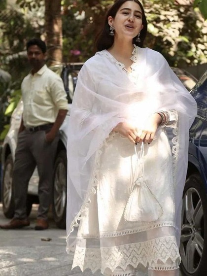 <p>सारा ने व्हाइट कलर का ऑर्गेनसा सूट पहना है जिसमें बॉर्डर पर लेस लगी हुई है। हाथ में पोटली बैग और कानों में ऑक्सिडाइज इयररिंग के साथ सारा सिंपल के साथ-साथ स्टाइलिश भी दिख रही है।<br />
<br />
 </p>
