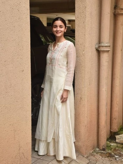 <p>आलिया ने व्हाइट कलर का चंदेरी कॉटन स्कर्ट सूट पहना हुआ है। नो मेकअप लुक के साथ आलिया बहुत ही एलिगेंट लग रही है लेकिन आप इस लोक के साथ ऑक्सिडाइज ज्वेलरी करी कर सकती हैं।<br />
<br />
 </p>
