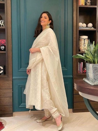 <p>अनुष्का ने व्हाइट अनारकली के साथ गोल्डन मोजड़ी पहनी और चांद बाली पहनी है। इस लुक को रीक्रिएट करके आप बहुत ही ग्रेसफुल लगेंगी।<br />
<br />
 </p>
