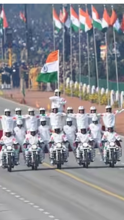 <p>देश में 26 जनवरी को गणतंत्र दिवस मनाया जाएगा। राष्ट्रपति तिरंगा फहराएंगी और परेड का आयोजन होगा लेकिन तिरंगे का इतिहास क्या है और राष्ट्रीय ध्वज पहले कैसा दिखता था ये आप जानते हैं?</p>
