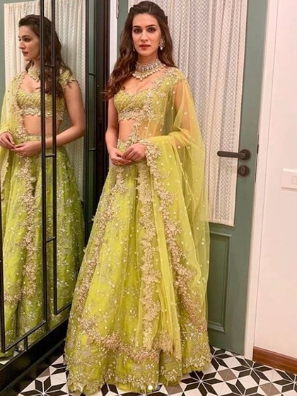<p>कृति ने लाइम ग्रीन एंब्रायडर्ड लहंगे के साथ हैवी ज्वेलरी पर किया है न्यूड मेकअप के साथ उन्होंने लुक को कंप्लीट किया है। परिवार की शादी के लिए यह लहंगा बेस्ट ऑप्शन है</p>
