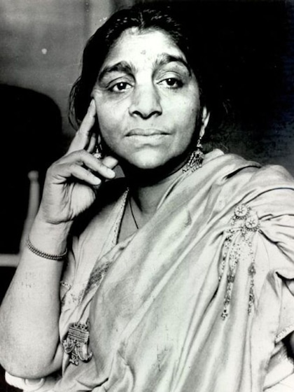 <p>भारतीय कोकिला के नाम से मशहूर सरोजिनी नायडू  ने खिलाफत आंदोलन की कमान संभाली और अग्रेजों को भारत से निकालने में अहम योगदान दिया था।  </p>
