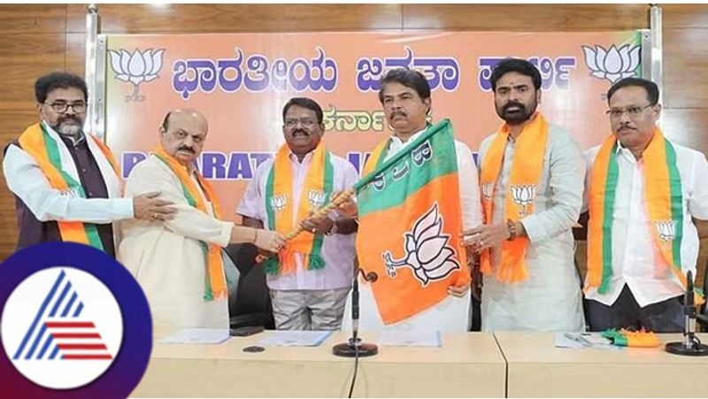 Retired KAS officer Rudrayya left Congress and joined BJP at Kalaburagi rav