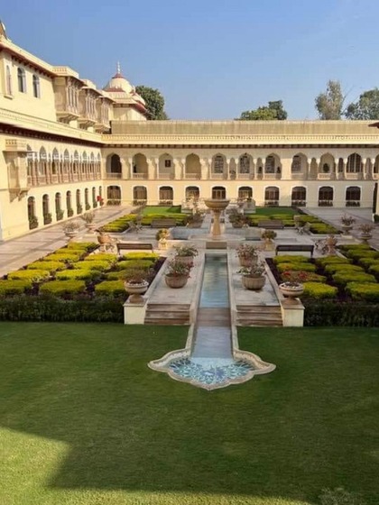 <p>यह होटल इतना महंगा है कि इसमें एक रात का किराया आपकी दो साल की सैलरी भी हो सकती है।</p>
