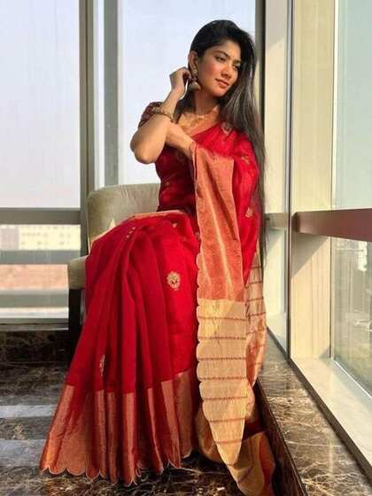 <p>अगर आप न्यूली वेडेड है तो यह साड़ी आपके लिए बेस्ट रहेगी। साड़ी के साथ सोने के पारंपरिक आभूषण बहुत सुंदर लगेंगे।</p>
