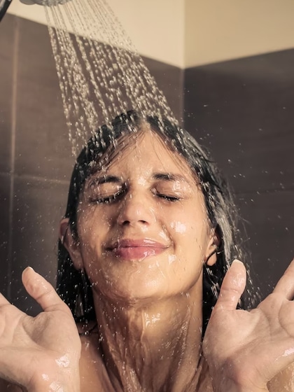 <p>రాత్రిపూట స్నానం చేస్తే జలుబు, దగ్గు, ఇతర ఆరోగ్య సమస్యలు వస్తాయి. ఇది కొనసాగితే ప్రమాదమే.</p>
