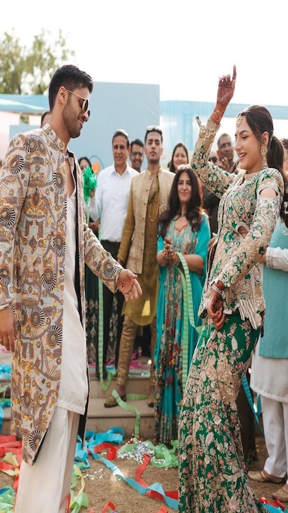 <p>आईएएस ऑफिसर परी बिश्नोई ने स्पेशल डे को खास बनाते हुए 22 दिसंबर को राजस्थान के उदयपुर में ग्रैंड  वेडिंग की जिसमें कई वीवीआईपी लोग भी शामिल हुए।</p>
