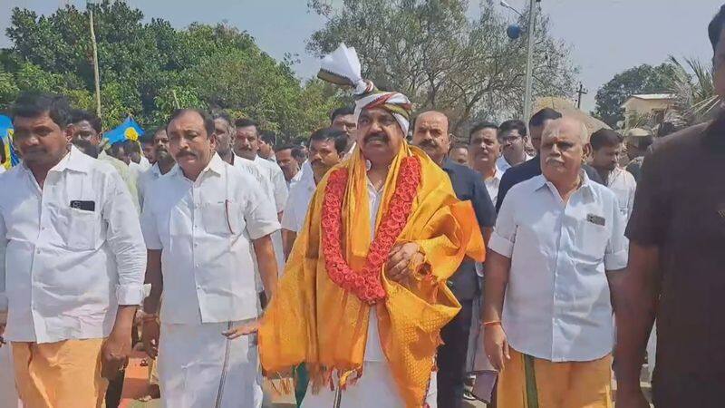 aiadmk general secretary edappadi palaniswami did special prayer with family members in salem for Thaipusam vel