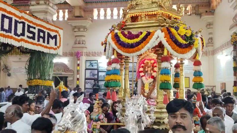 ADMK pulls a golden chariot in Ranipet to demand that Edappadi Palaniswami be the Chief Minister again on the occasion of Thaipusam vel