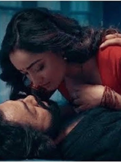 <p>इंटीमेट सीन्स के दौरान त्रिधा  काफी टेंशन में थीं और नर्वस भी थी।  उनके लिए ये सब करना काफी मुश्किल था लेकिन बॉबी देओल ने उनकी काफी मदद की। </p>

<p> </p>

