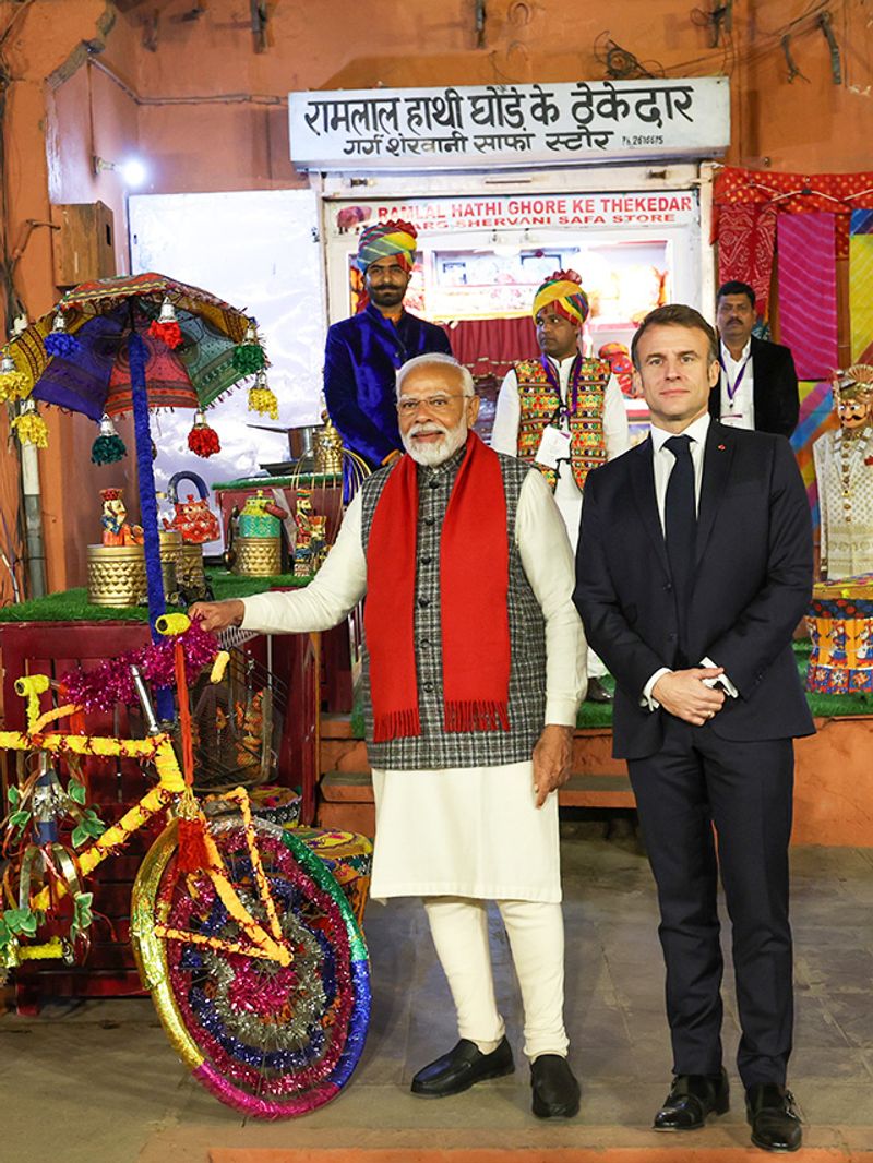 PM Modi and French President Emmanuel Macron visited Tea Shop at Jaipur and Macron used UPI to make a payment rsk