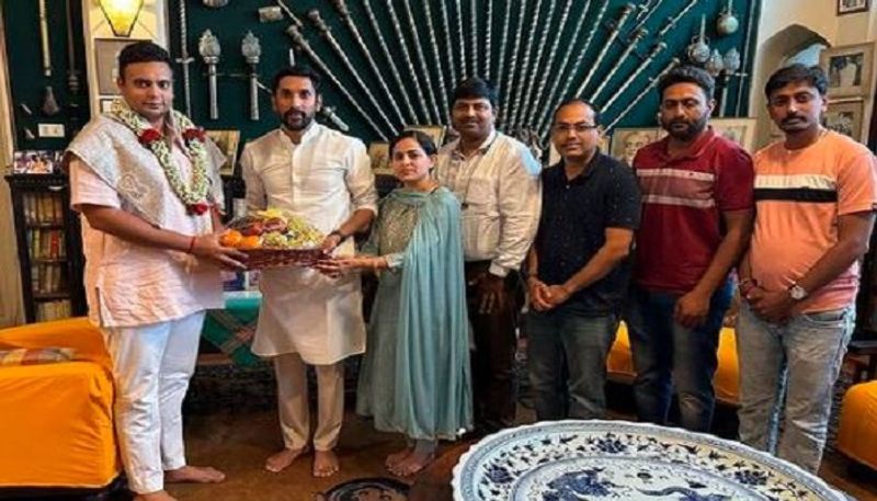 Ramlalla sculptor Arun Yogiraj Met Yaduveer Krishnadatta Chamaraja Wadiyar grg 