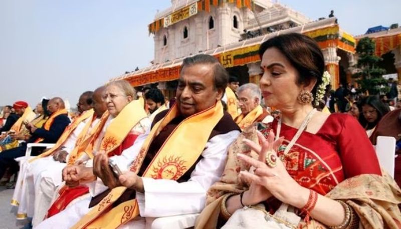 What Phone Mukesh Ambani's wife Nita Ambani uses,and its price revealed