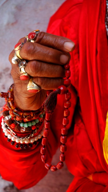 <p>कल्पवास का मतलब है संगम तट पर एक महीने तक रहकर ध्यान, वेदाध्ययन, पूजा और तपस्या करना। इसे आत्मिक विकास का सर्वोच्च साधन माना गया है।</p>
