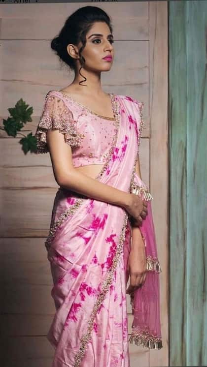 <p>लेयर स्लीव सेसी लुक देती है। आप स्लीवलेस ब्लाउज नहीं पहनती हैं तो इस तरह की स्लीव डिजाइन को चुन सकती हैं। नेट कपड़े में ये स्लीव ज्यादा फबती हैं।</p>
