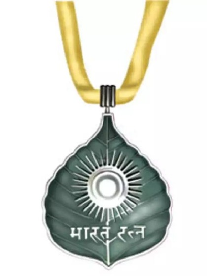 <p>देखा जाए तो अब तक 70 वर्षों में 49 लोगों को भारत रत्न सम्मान मिला है।</p>
