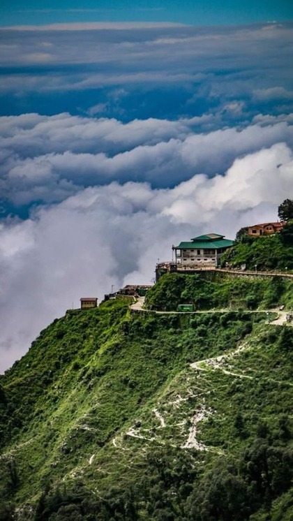 <p>फरवरी में आप उत्तराखंड अल्मोड़ा भी जा सकते हैं। अल्मोड़ा की प्राकृतिक सुंदरता देखते बनती है। नंदा देवी मंदिर से लेकर कई फेमस प्लेस के लिए अल्मोड़ा पर्यटकों के बीच फेमस है। </p>

