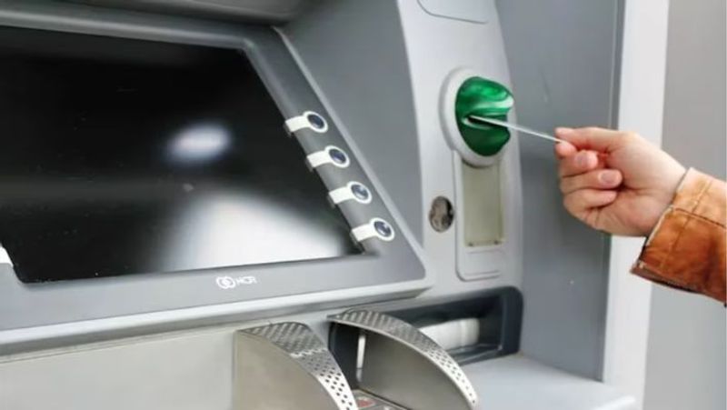 16 lakh loot from the ATM staff at bengaluru gvd