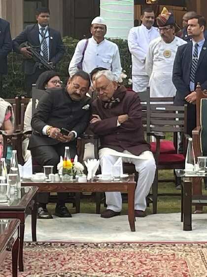 <p>बिहार में राजनीतिक संकट के बीच गवर्नर राजेंद्र विश्वनाथ आर्लेकर की टी पार्टी में सीएम नीतीश कुमार 50 मिनट रहें, पर डिप्टी सीएम तेजस्वी यादव नहीं दिखे। <br />
 </p>
