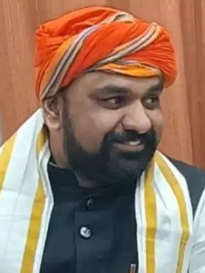 <p>बीजेपी भी इस राजनीतिक संकट के बीच एक्टिव दिख रही है। शनिवार शाम 4 बजे विधायक दल और कार्यसमिति की बैठक बुलाई गई है।</p>
