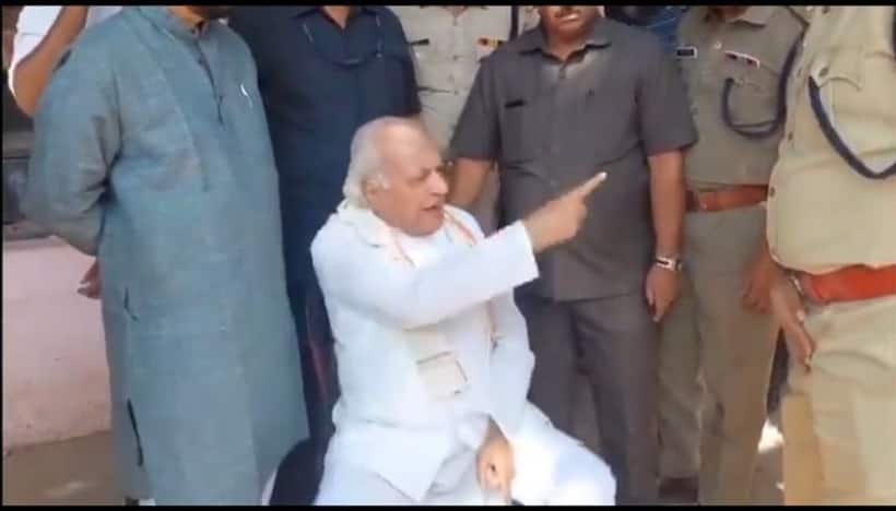 Kerala Governor Arif Mohammad Khan stages sit-in protest after SFI activists wave black flags at him (WATCH)