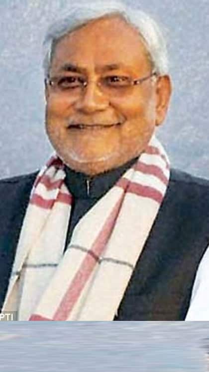 <p>बिहार के मुख्यमंत्री नीतीश कुमार ने आज इस्तीफा दे दिया। जिसके बाद महागठबंधन की सरकार टूट गई है। इस मौके पर पीएम मोदी ने नीतीश कुमार को फोन कर बधाई दी है।<br />
 </p>
