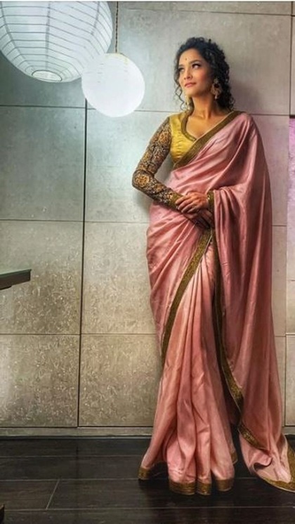 <p>पिंख सिफॉन साड़ी को एक्ट्रेस ने हैवी एंब्रॉयडरी ग्रीन ब्लाउज संग पहना है। जो यूनिक लग रह है। उन्होंने हैवी इयररिग्स और कर्ल हेयरस्टाइल चुनी जो ग्लैम आउटफिट को ग्लैम लुक दे रही है।</p>
