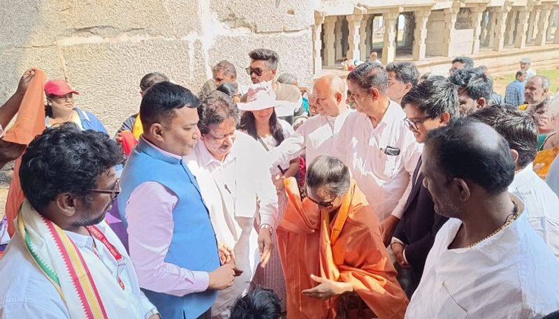 Awareness of traditional dress for God's darshan in Hampi grg