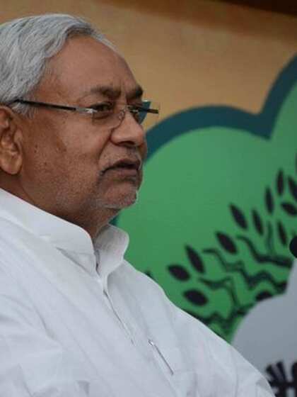 <p>बिहार में बार फिर सियासी पारा गर्म है। नितीश कुमार बीजेपी के साथ गठबंधन में 9 वी बार सीएम पद की शपथ लेंगे। </p>

<p> </p>

