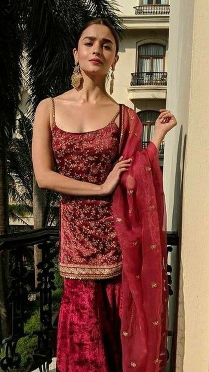 <p>वेलवेट फेब्रिक पैर्टन पर आप आलिया भट्ट की तरह शरारा सेट खरीद सकती हैं। मार्केट में इस तरह के कई डिजाइन मिल जाएंगे। मिनिमल मेकअप संग ये अटायर खूब खिलता है। </p>
