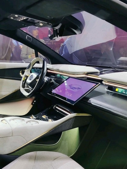 <p>लोटस इलेक्ट्रे SUV कार की कीमत भारत में 2.55 करोड़ रुपये (एक्स-शोरूम) है। </p>
