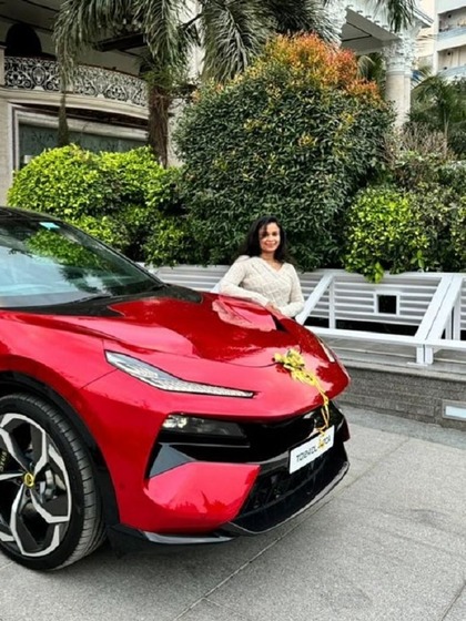 <p>हैदराबाद की रहने वाली हर्षिका राव की देश की 1st लोटस इलेक्ट्रे SUV कार के साथ फोटो सोशल मीडिया पर वायरल हो रही है।</p>
