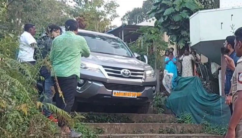 Toyota SUV ended up on a flight of steps after trusting Google Maps fastest route vkv