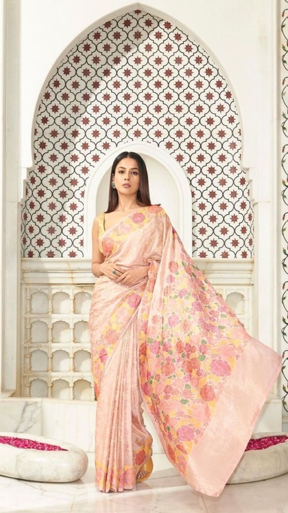 <p>सेलेब फैशन फॉलो करती हैं शहनाज गिल की प्रिंटेड साड़ी जरूर ट्राई करें। कंफर्ट के साथ फैशनेबल दिखना है तो प्रिंटेड साड़ी चुने। मिनिमल ज्वेलरी-सेटल मेकअप संग लुक खिलेगा।</p>
